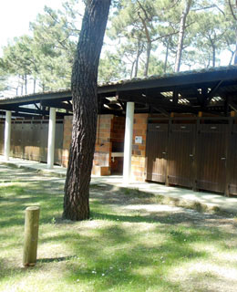 Sanitary bloc with hot showers